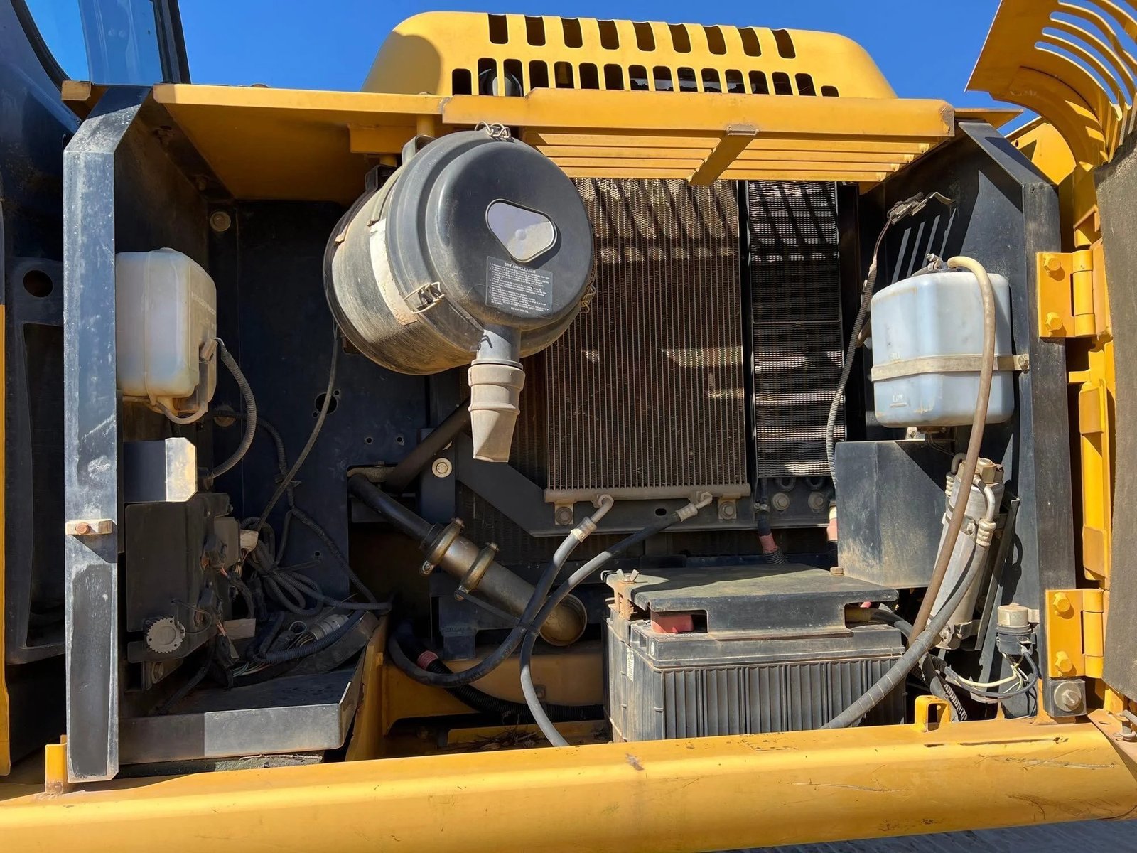 2005 Deere 160C LC 17