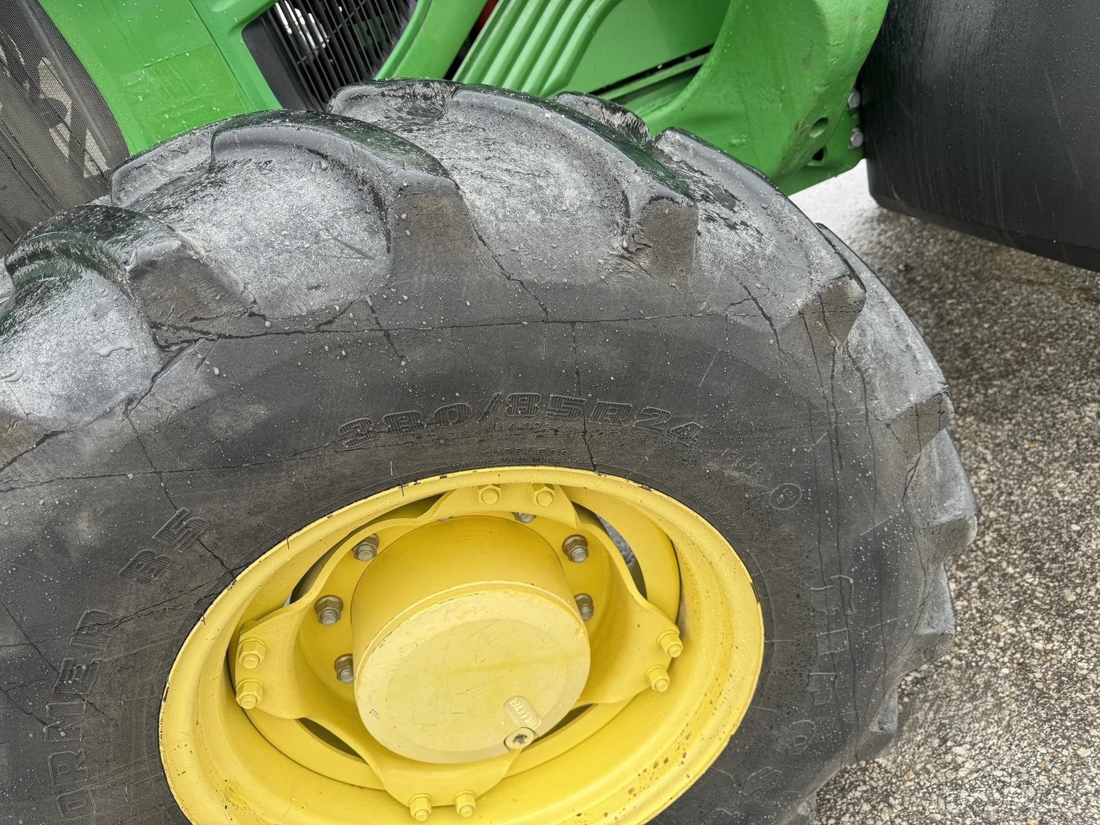 2011 John Deere 7130 19