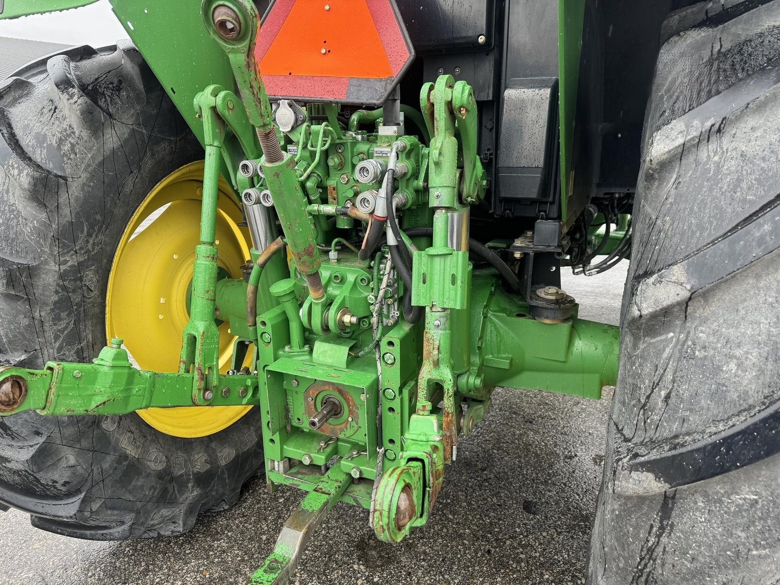 2011 John Deere 7130 23