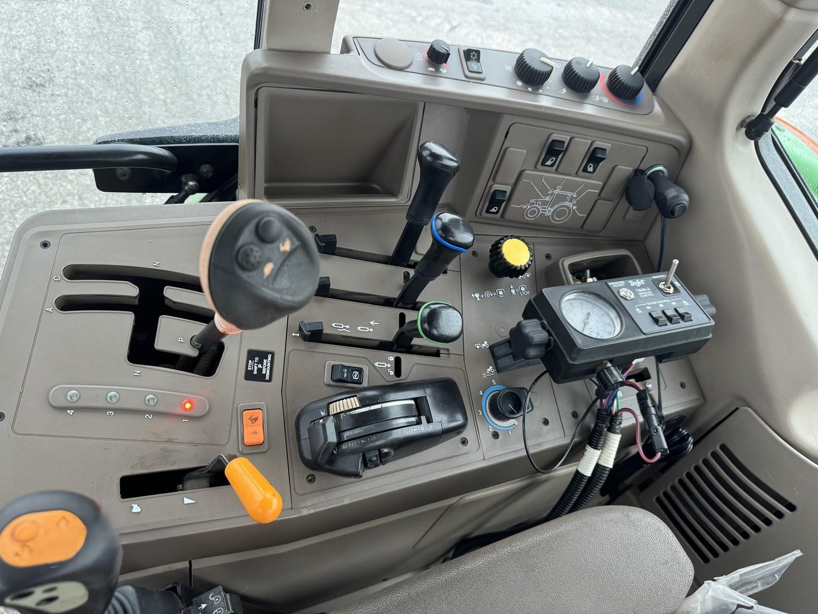 2011 John Deere 7130 28