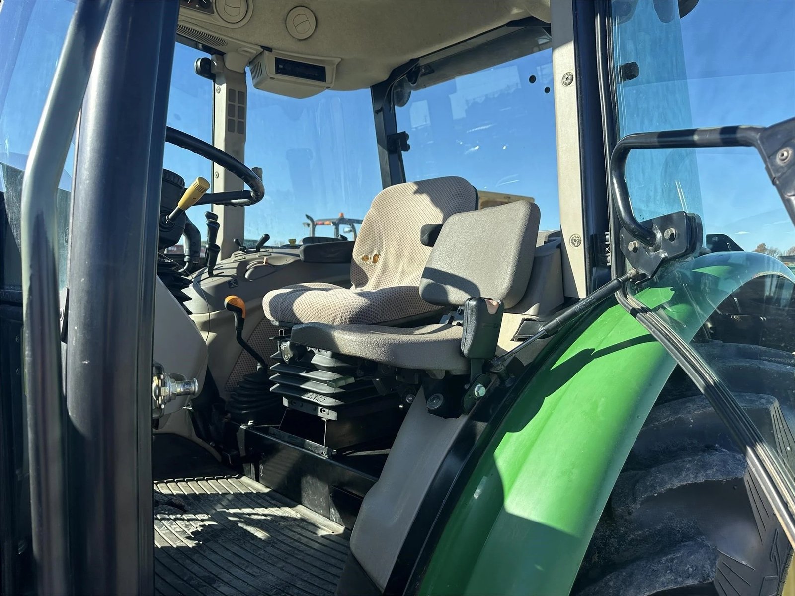 2014 John Deere 5085E 37