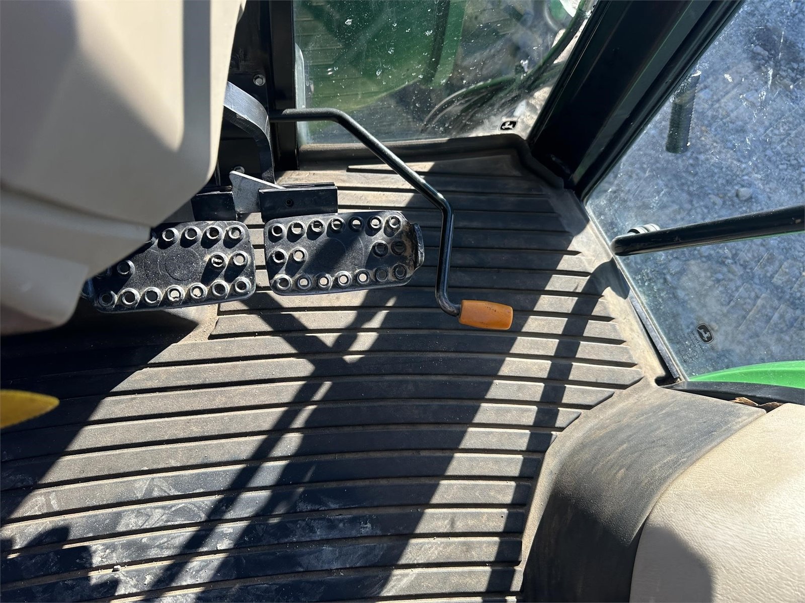 2014 John Deere 5085E 39