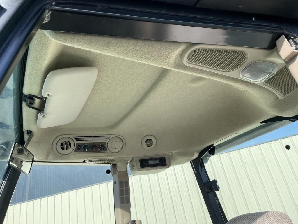 2015 John Deere 5075E 17